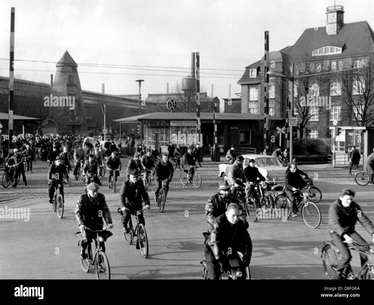 Home time on the bike: A change of shift takes place at two o'clock in the afternoon at the Mannesmann smelting works in Duisburg-Huckingen. Photograph from 1961. Stock Photo