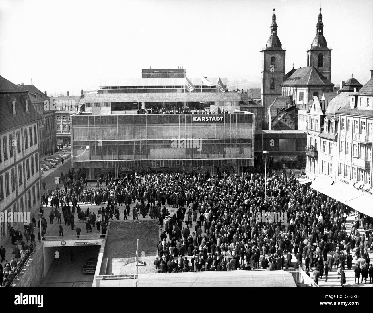 View of a large crowd during the opening of the new Karstadt shop in Fulda in March 1964. Stock Photo