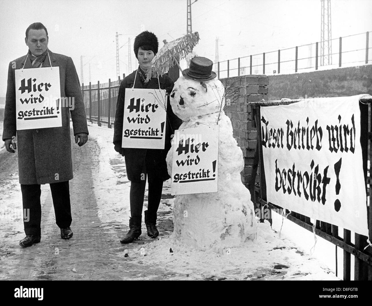 Strike posts in front of the textile factory in Herne with a snow man in 1965. Stock Photo