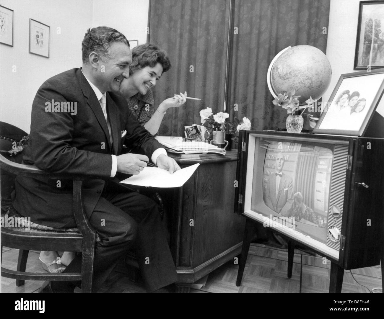 Chairman of the FDP Erich Mende and his wife Margot note down the