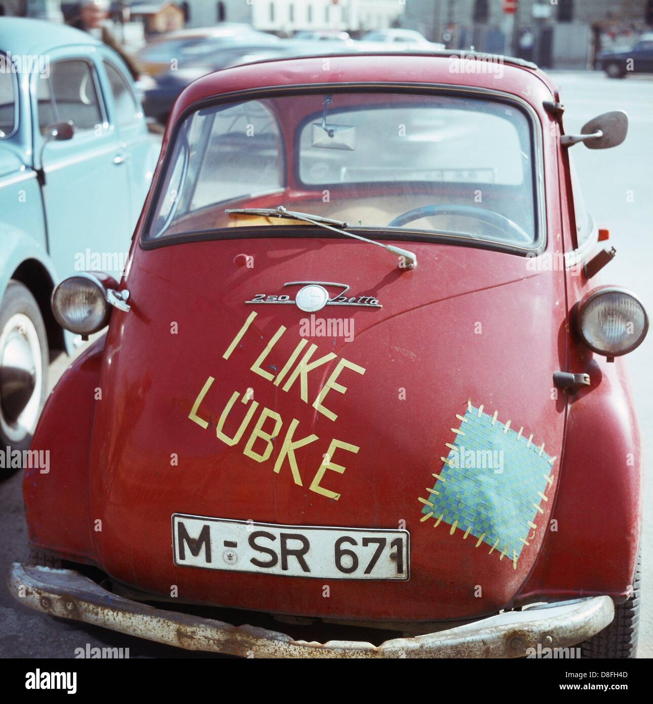 A BMW Isetta with the writing 'I like Lübke' (undated). Stock Photo