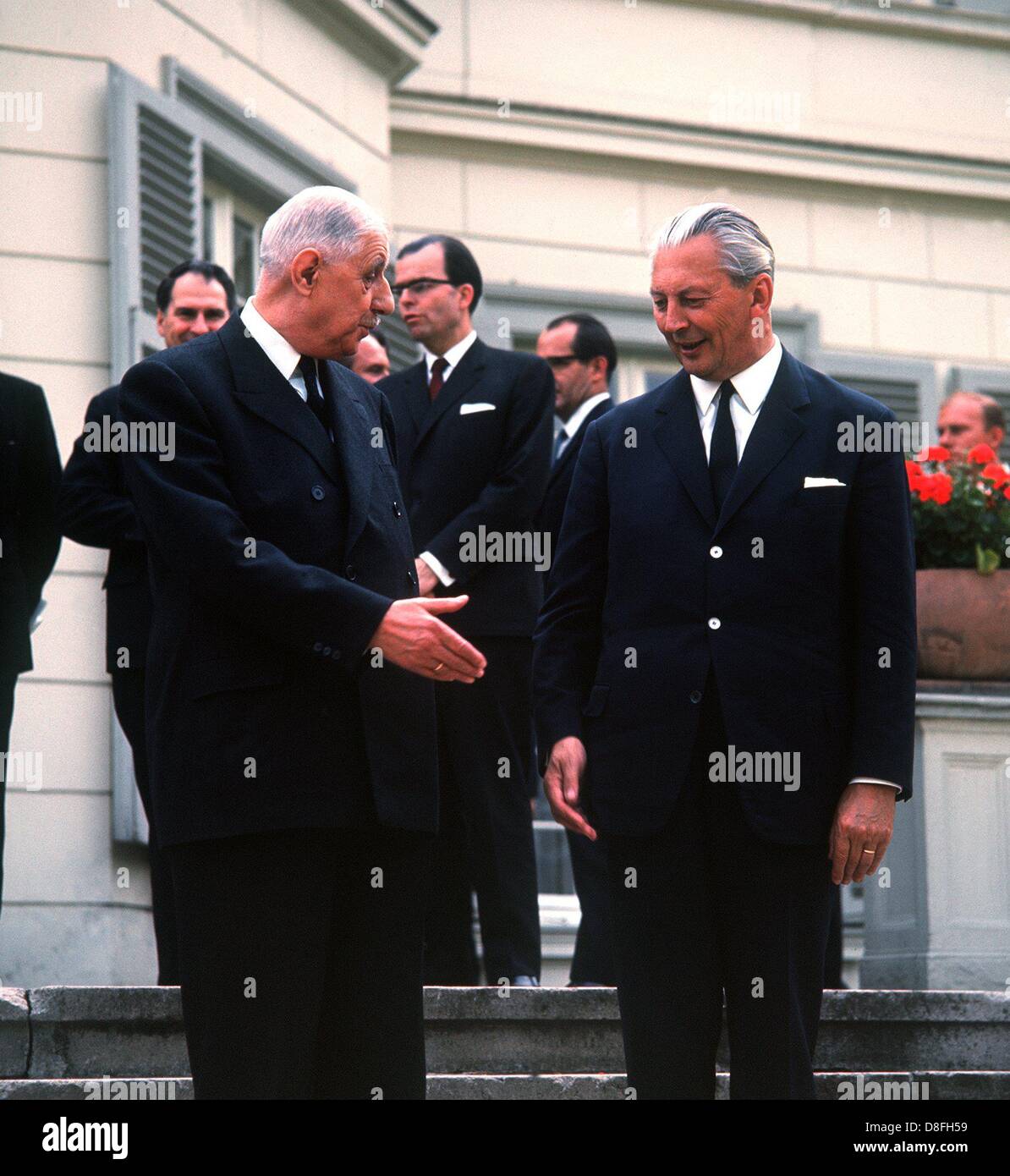 French state president General Charles de Gaulle (l) reaches his hand to German chancellor Kurt Georg Kiesinger (r) on the 13th of July in 1967 in front of Palais Schaumburg in Bonn. Stock Photo