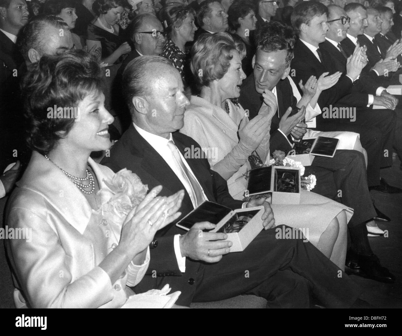 Herta Feiler, Heinz Rühmann, Hanns Lothar, Christian Doermer and Günther Anders (l-r) at the awarding ceremony of the Federal Film Awards on the 25th of June in 1961 in Berlin.     Photo: Günter Bratke +++(c) dpa - Report+++ Stock Photo