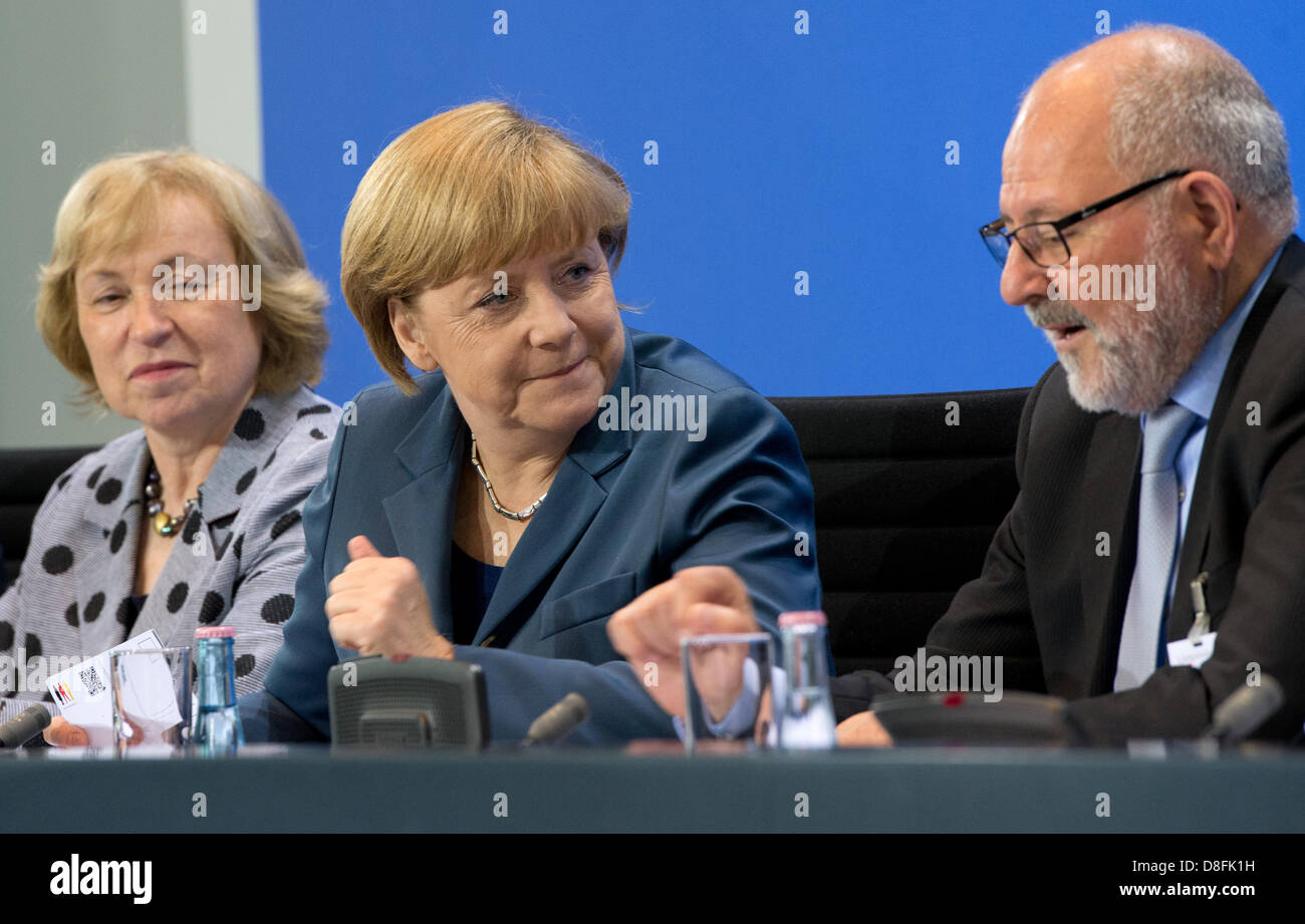 Berlin, Germany. 28th May 2013. German Chancellor Angela Merkel (C) and Maria Boehmer, Secretary of State for Migration, Refugees and Integration (L) and Recep Keskin, Chairman of the Turkish Community in Germany (R) take part in a news conference after the Integration Summit in Berlin, Germany, 28 May 2013. The focus of the summit with political, business and religious reresentatives is the inclusion of migrants into the German job market. Photo: SOEREN STACHE/dpa/Alamy Live News Stock Photo
