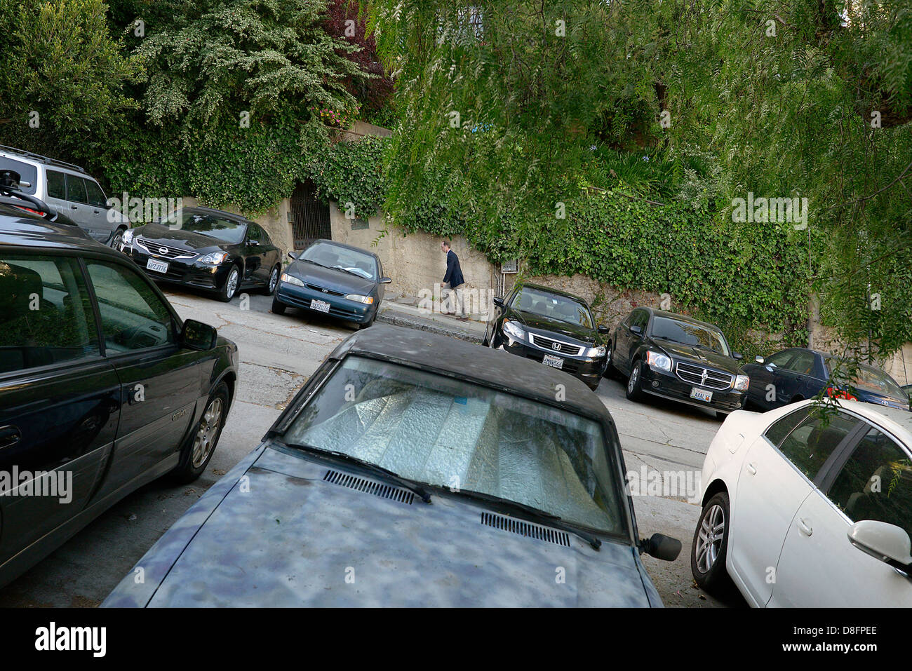 man climbs broadway street san francisco Stock Photo Alamy