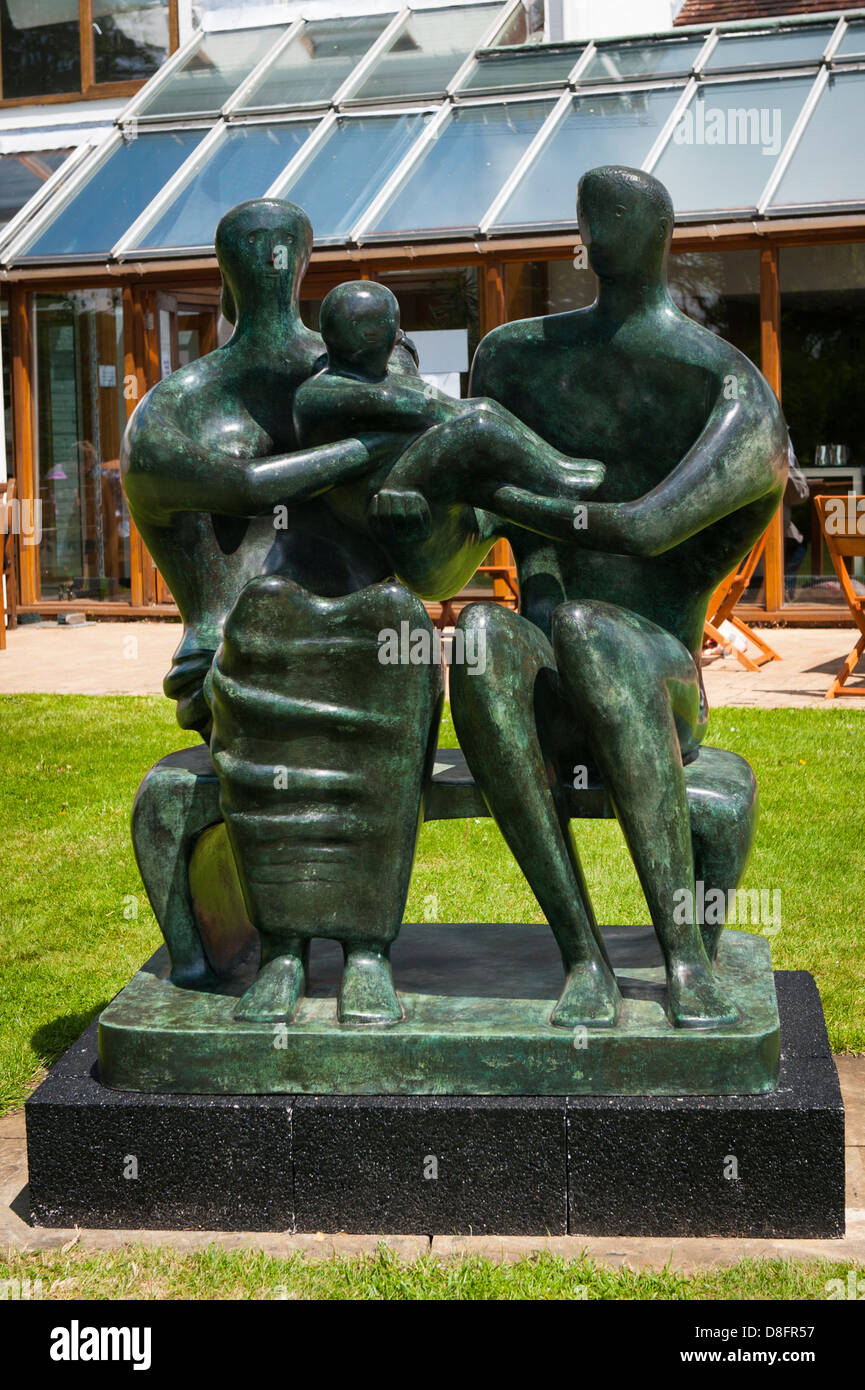 Henry moore family group hi-res stock photography and images - Alamy