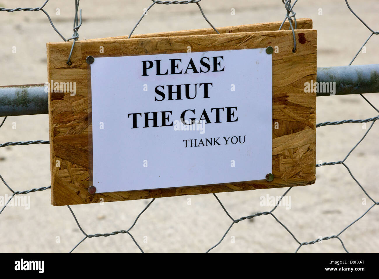 Please shut the gate sign Stock Photo