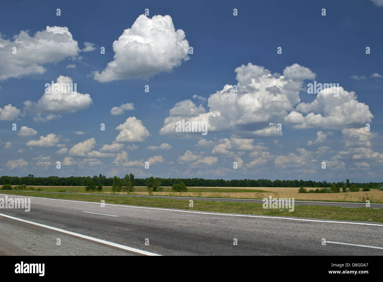 Empty road and cloudy sky Stock Photo - Alamy