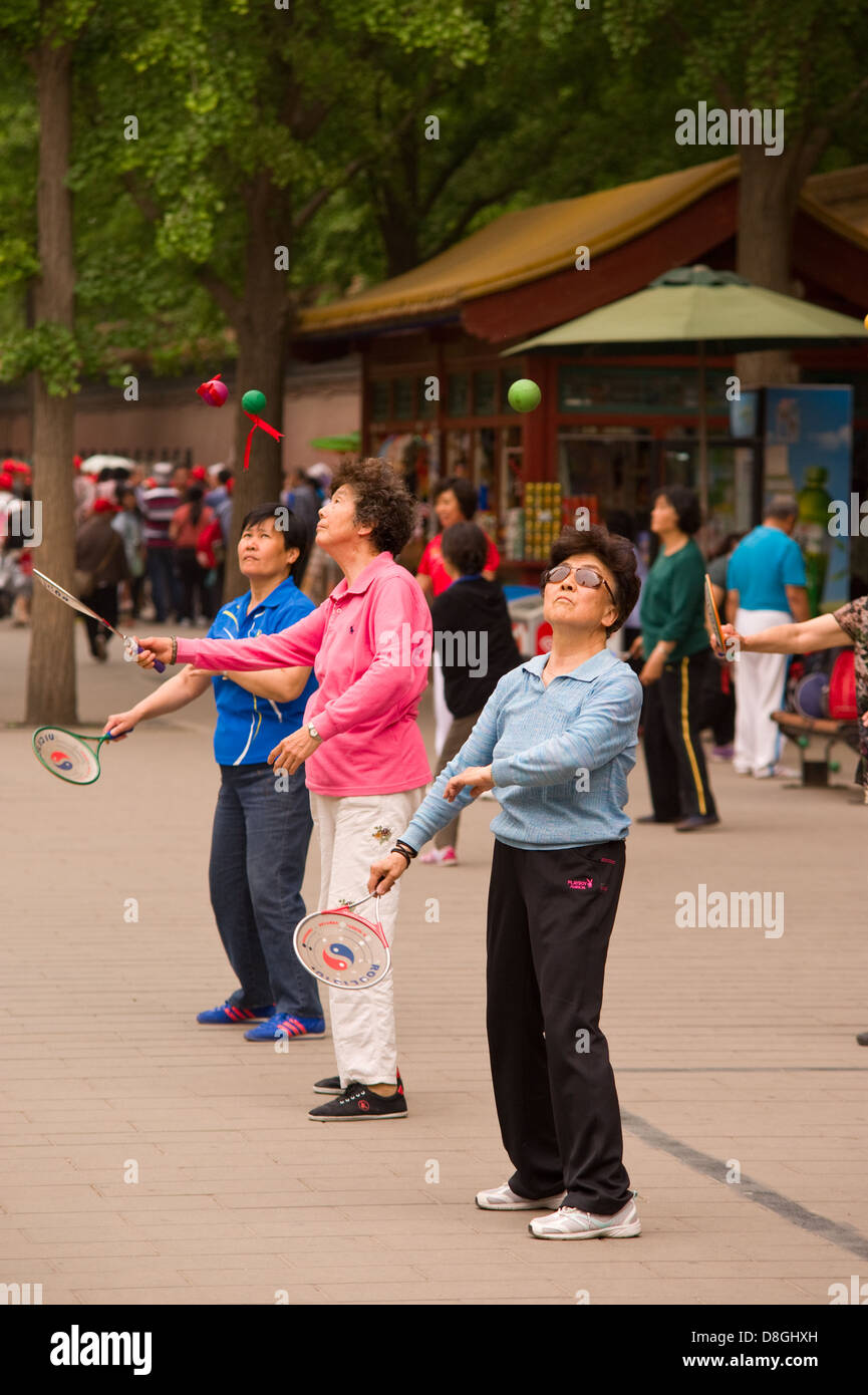 Chinese women practicing Taiji Rouliqiu in Beijing's Jingshan Park. Stock Photo