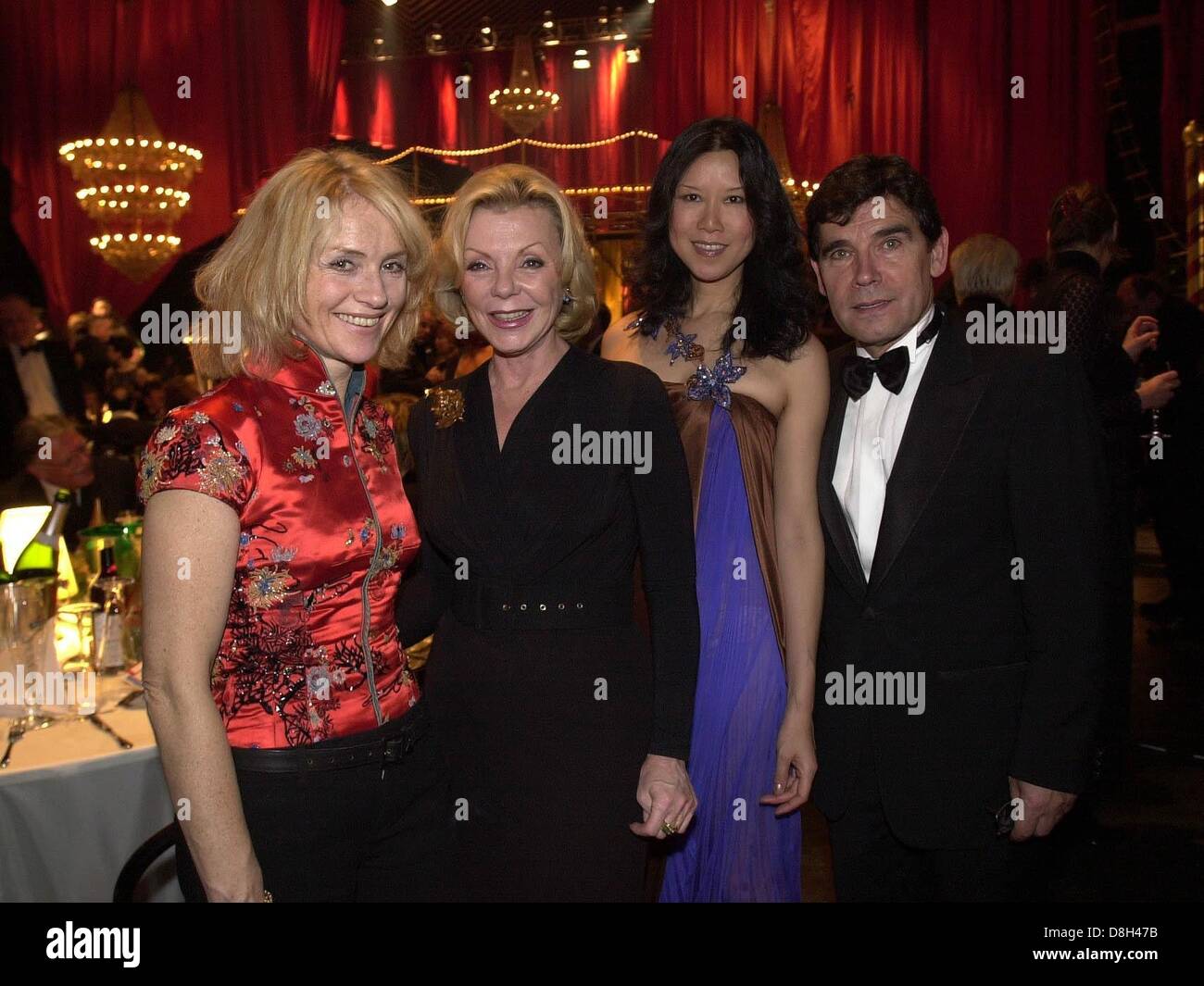Isabelle Huppert (l), a friend (2nd of left, not identified), French ambassador Claude Martin (r) and his wife Judith Martin (2nd of right) at the European Film Award 2001 in Berlin. Stock Photo