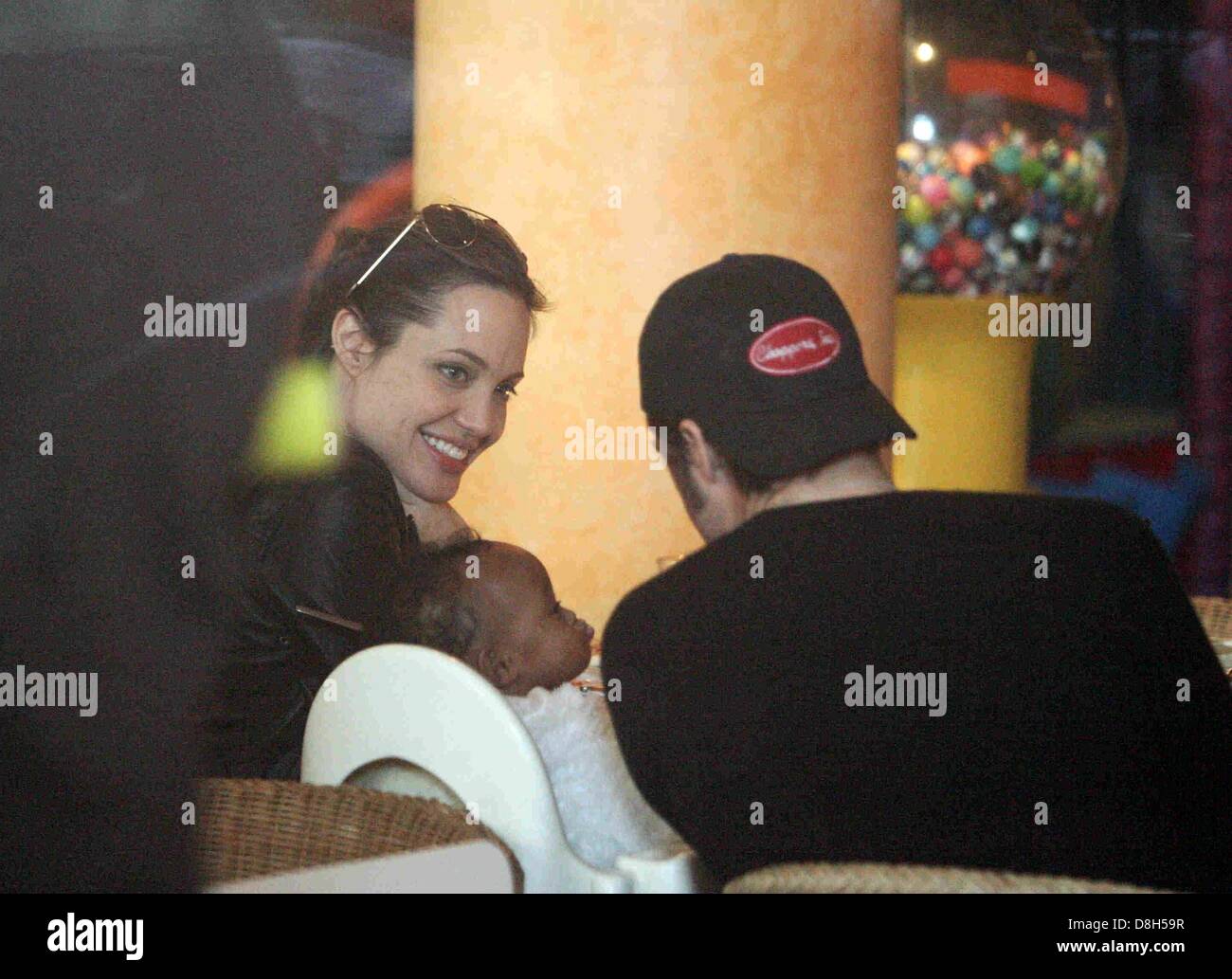 Angelina Jolie & Daughter Zahara Travel To NYC Airport: Photos – Hollywood  Life