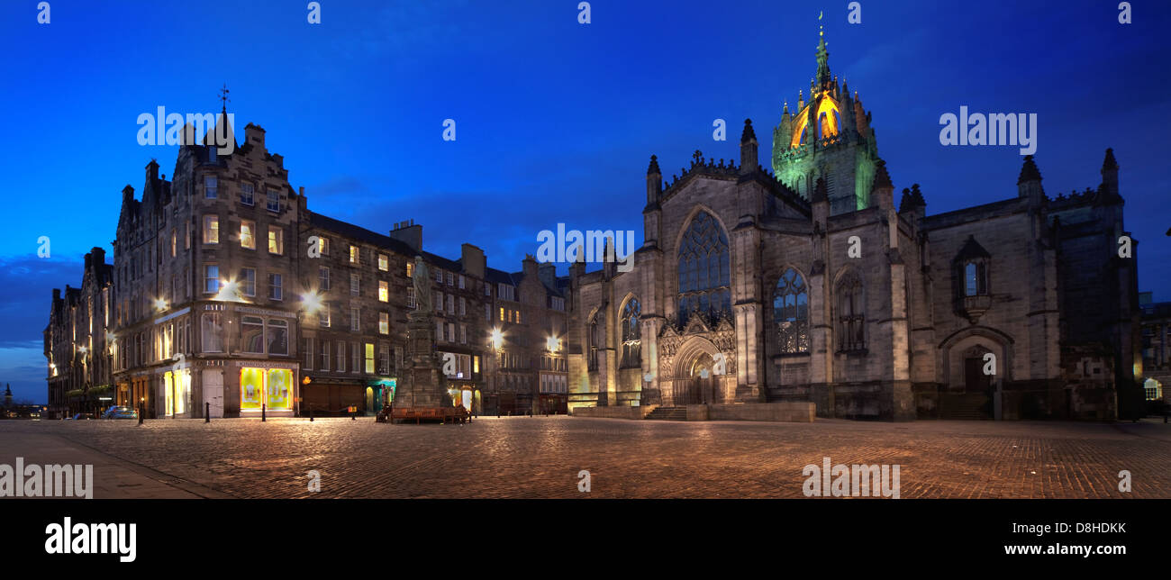Edinburgh High St dusk panorama, Giles Kirk in the city capital of Scotland at dusk - World heritage city, buildings and architecture, EH1 1RE Stock Photo