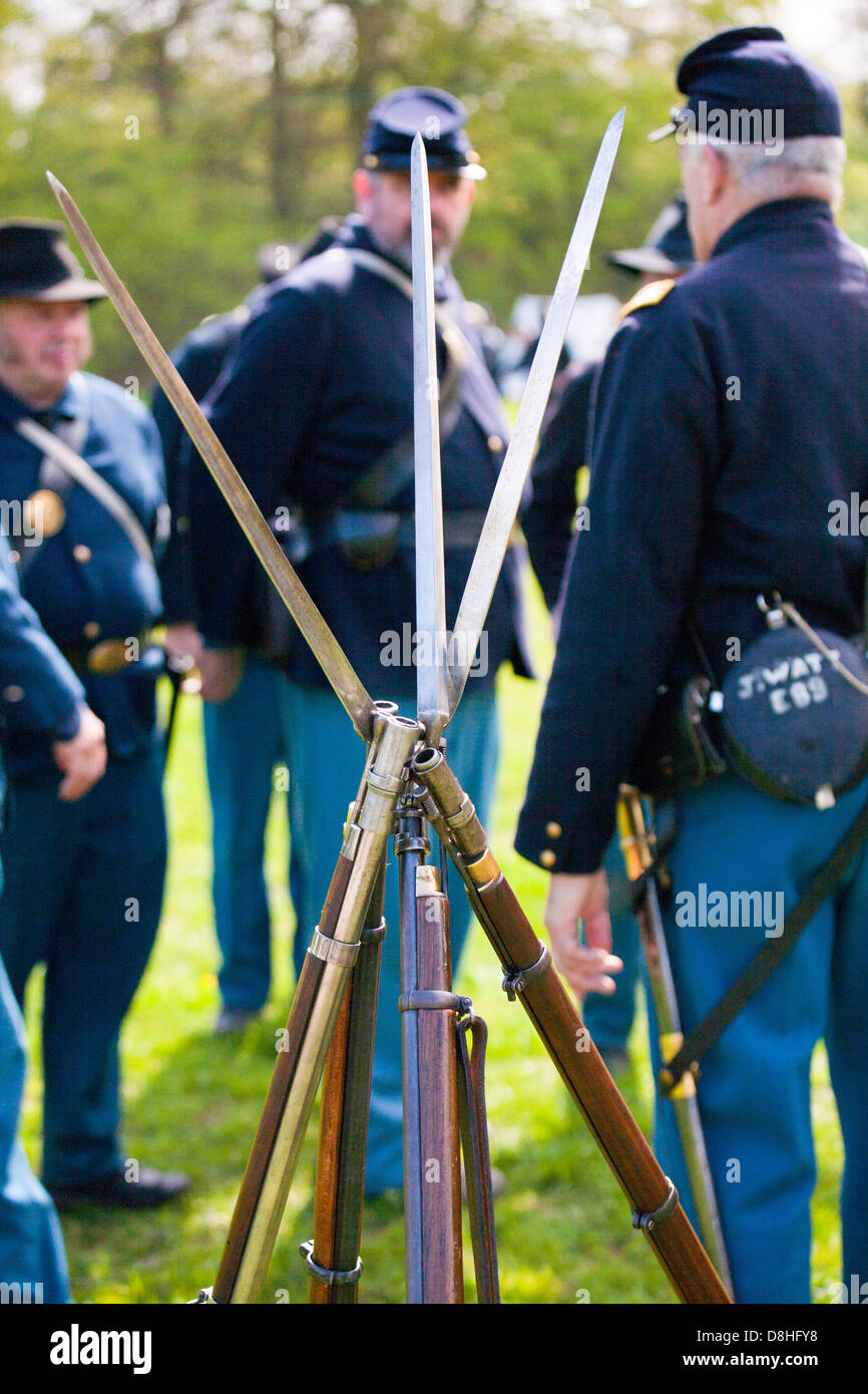 picture of civil war muskets with soldiers behind Stock Photo Alamy