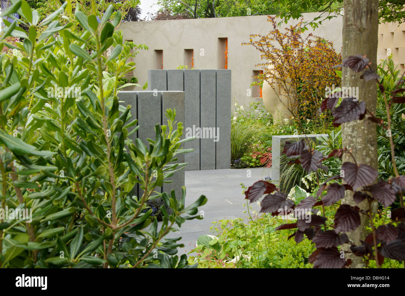View of walls, seating and sculpture in The BrandAlley Fresh Garden at RHS Chelsea Flower Show 2013 Stock Photo