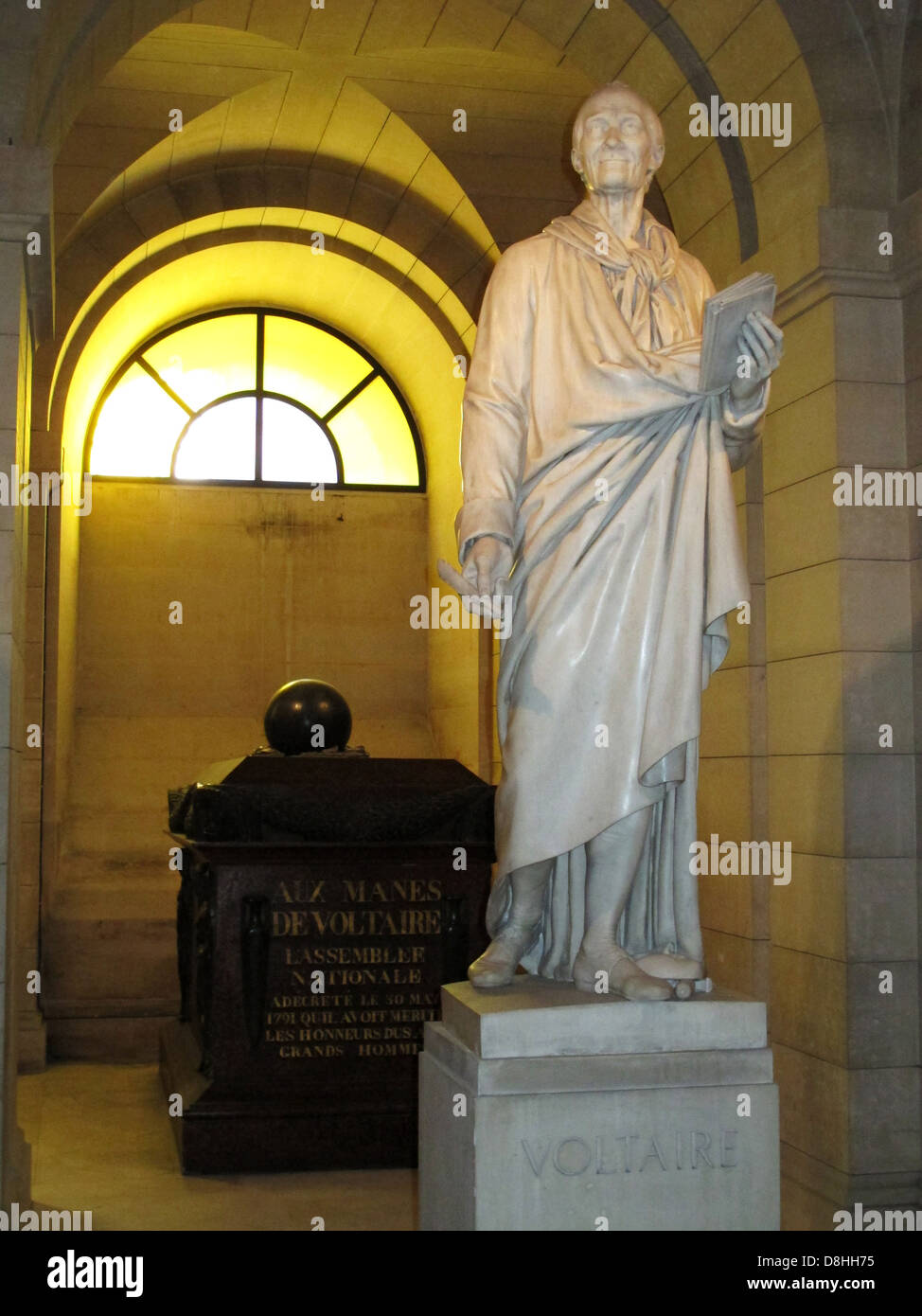 Voltaire grave and statue,Pantheon,"Aux Grands Hommes La Patrie