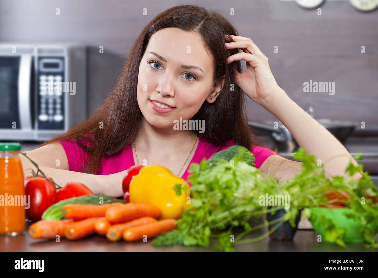 Девушка с овощами. Девушка ест овощи. Женщина ест овощи и фрукты. Похудение девушка овощи.