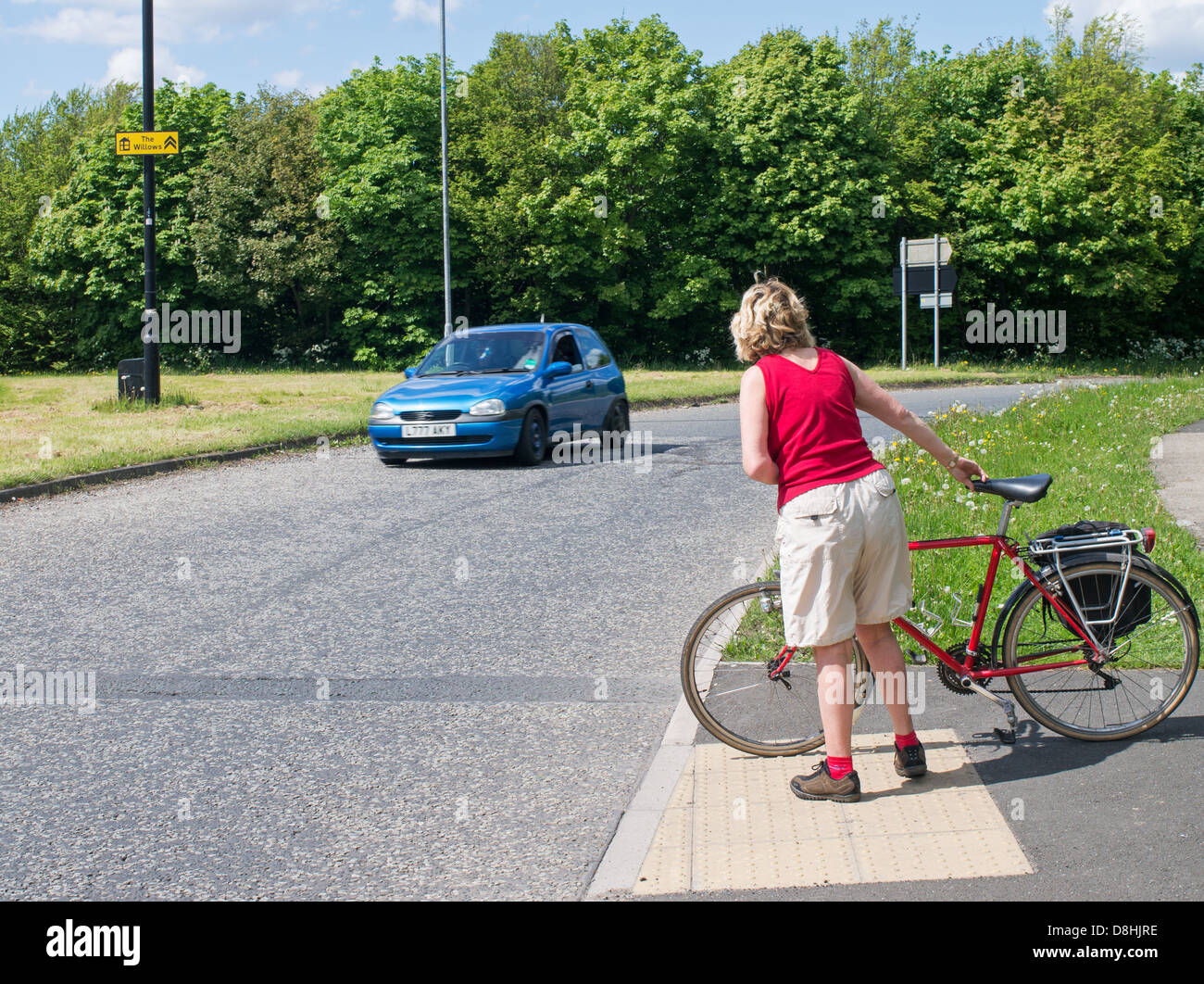 Crossing road dangerous hi-res stock photography and images - Alamy