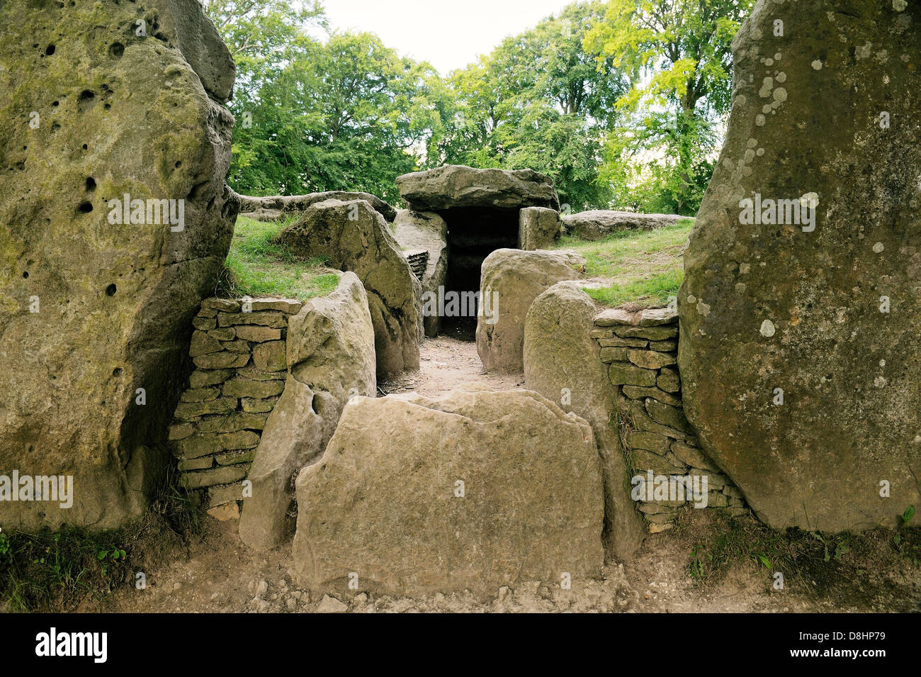 Wayland’s Smithy Neolithic long barrow chamber tomb. Oxfordshire England. Entrance passage and chambers beyond façade stones Stock Photo