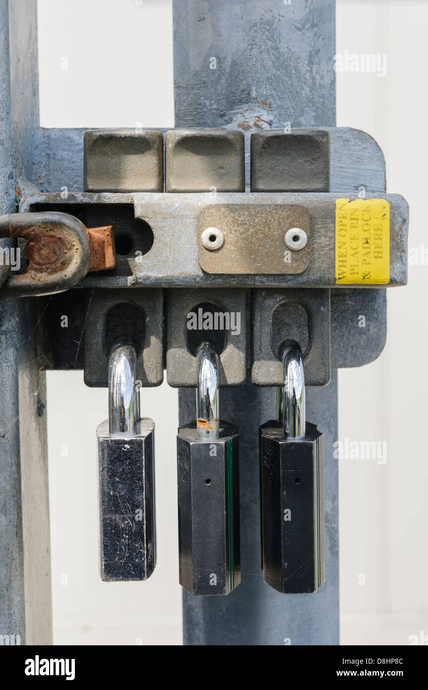 Multi-lock padlock chain-link bolt, which enables a gate to be opened ...
