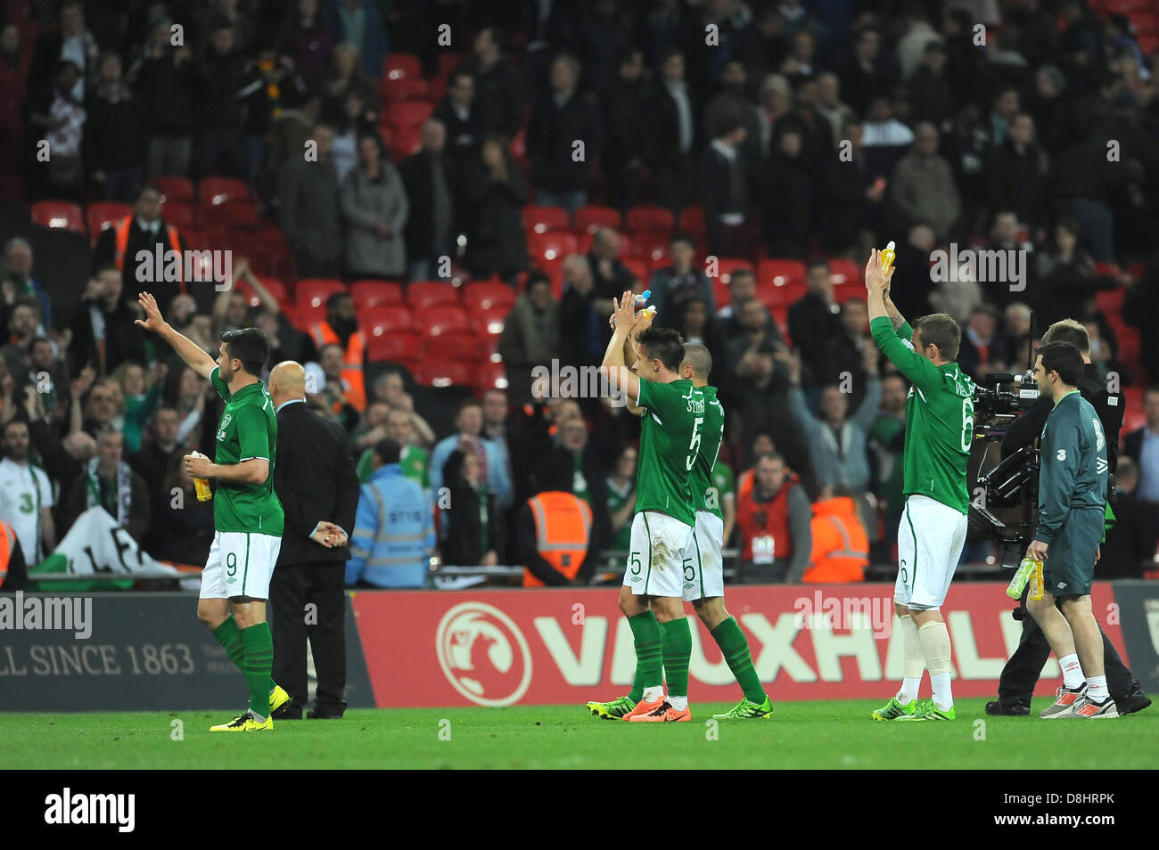 29.05.2013 London, England. Republic of Ireland players, Shane Long, Sean St Ledger, Jon Walters and Glenn Whelan applaud their fans after full time in the International Friendly between England and Republic of Ireland from Wembley Stadium. Stock Photo