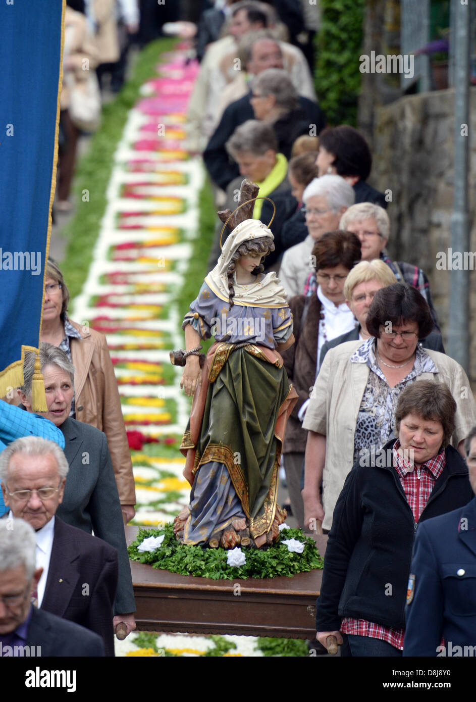 Statue of mary may flowers hi-res stock photography and images - Alamy