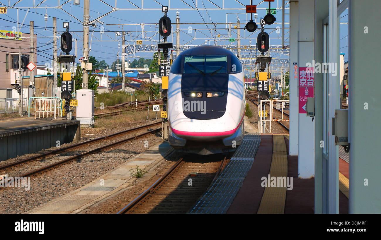 JR Komachi E3 Series Shinkansen (Bullet Train) Departing for Sendai and Tokyo Pulling into Omagari Station Stock Photo