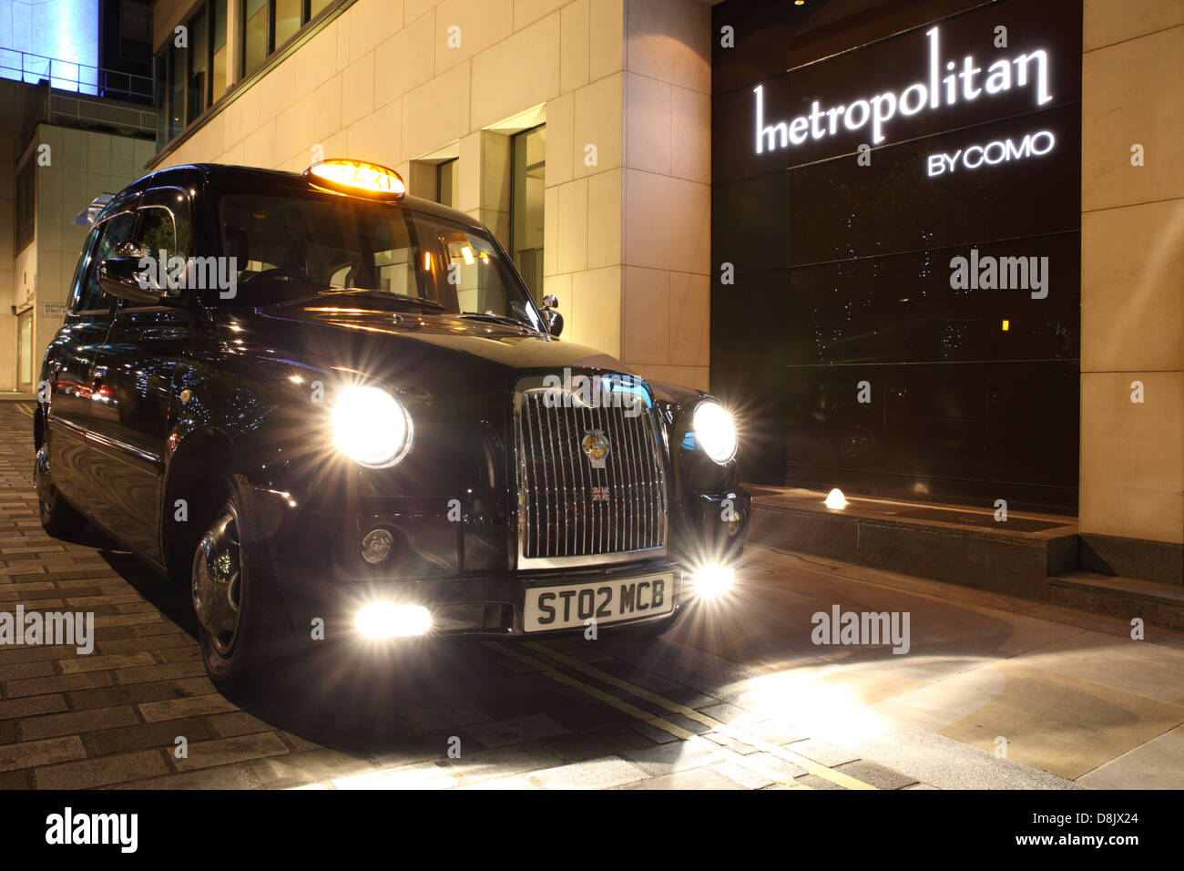 London Taxi, Black Cab, parked in the forecourt of the Metropolitan Hotel Mayfair Stock Photo