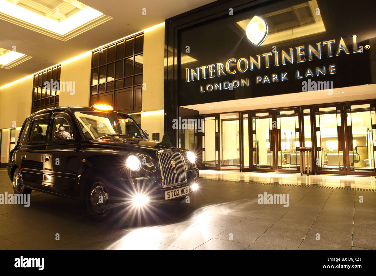 London Taxi, Black Cab, parked in the forecourt of the Intercontinental Hotel Park Lane Stock Photo