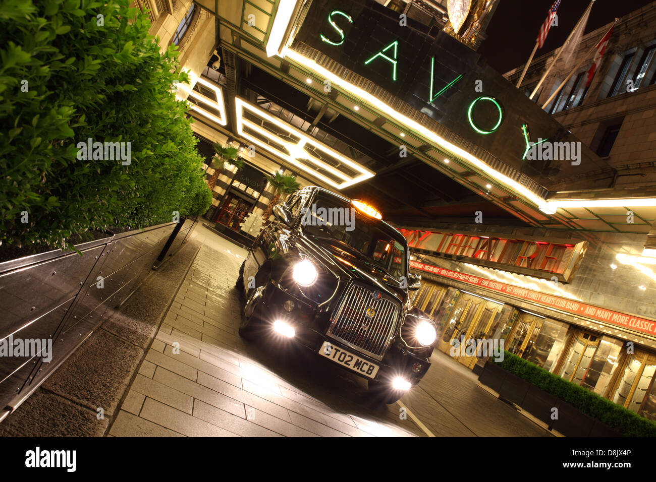 London Taxi, Black Cab, parked in the forecourt of the Savoy Hotel Stock Photo