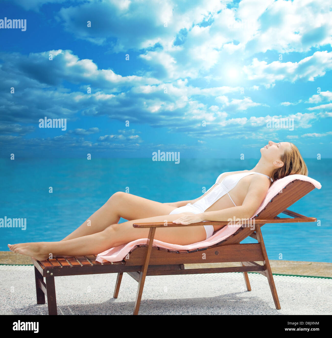 Девушка в шезлонге на пляже. Девушка в шезлонге с бокалом. Девушка лежит на шезлонге. Девушка в шезлонге на пляже. Девушка на лежаке с коктейлем.