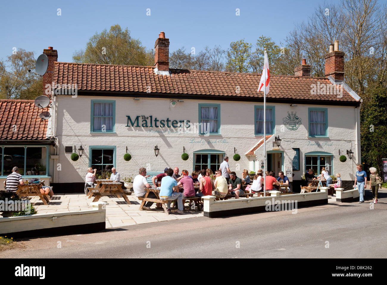 Norfolk Broads pubs inns -  people drinking outside The Maltsters Pub, Ranworth, Norfolk, East Anglia, UK Stock Photo