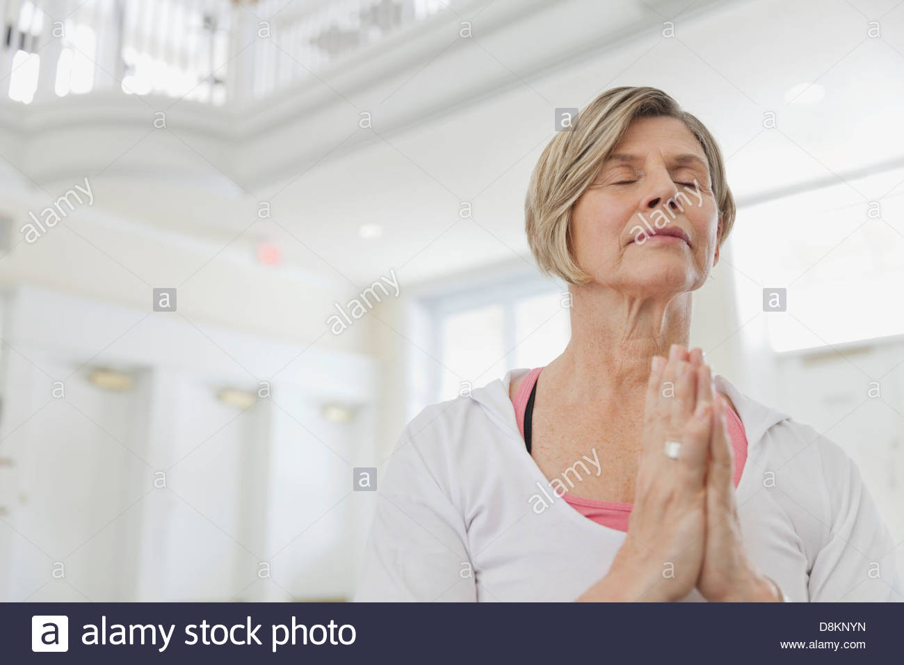 Упражнения после 60 лет женщины. Дыхание пожилая женщина. Дыхательные упражнения для пожилых. Дыхательная гимнастика пенсионеры. Дыхательная гимнастика для пожилой женщины.