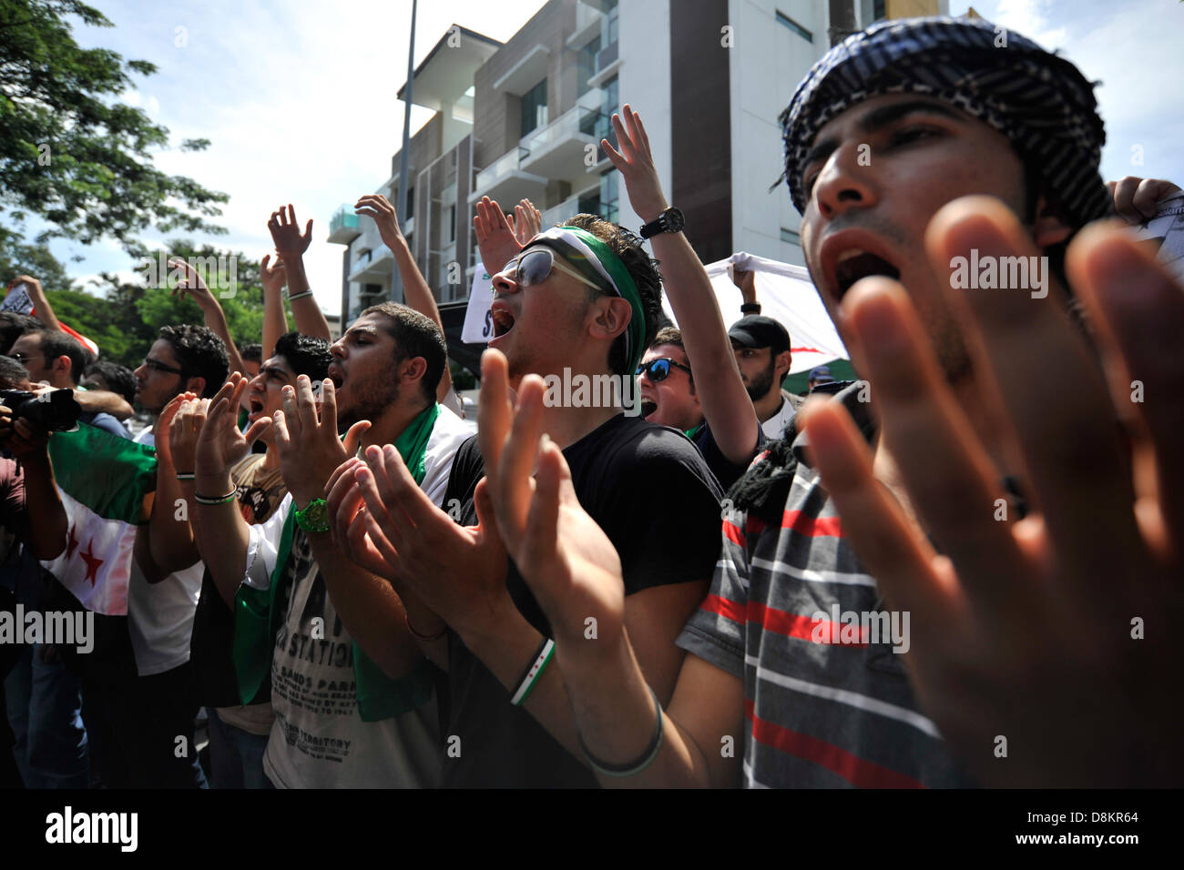 Kuala Lumpur, Malaysia. May 31, 2013. Syrians living in Malaysia pray during a rally against Syria's President Bashar al-Assad and foreign intervention in Syrian crisis, outside the Iran embassy in Kuala Lumpur.  Credit:  ZUMA Press, Inc./Alamy Live News Stock Photo