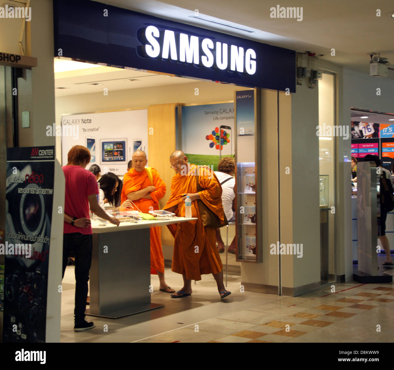 Samsung store hi-res stock photography and images - Alamy