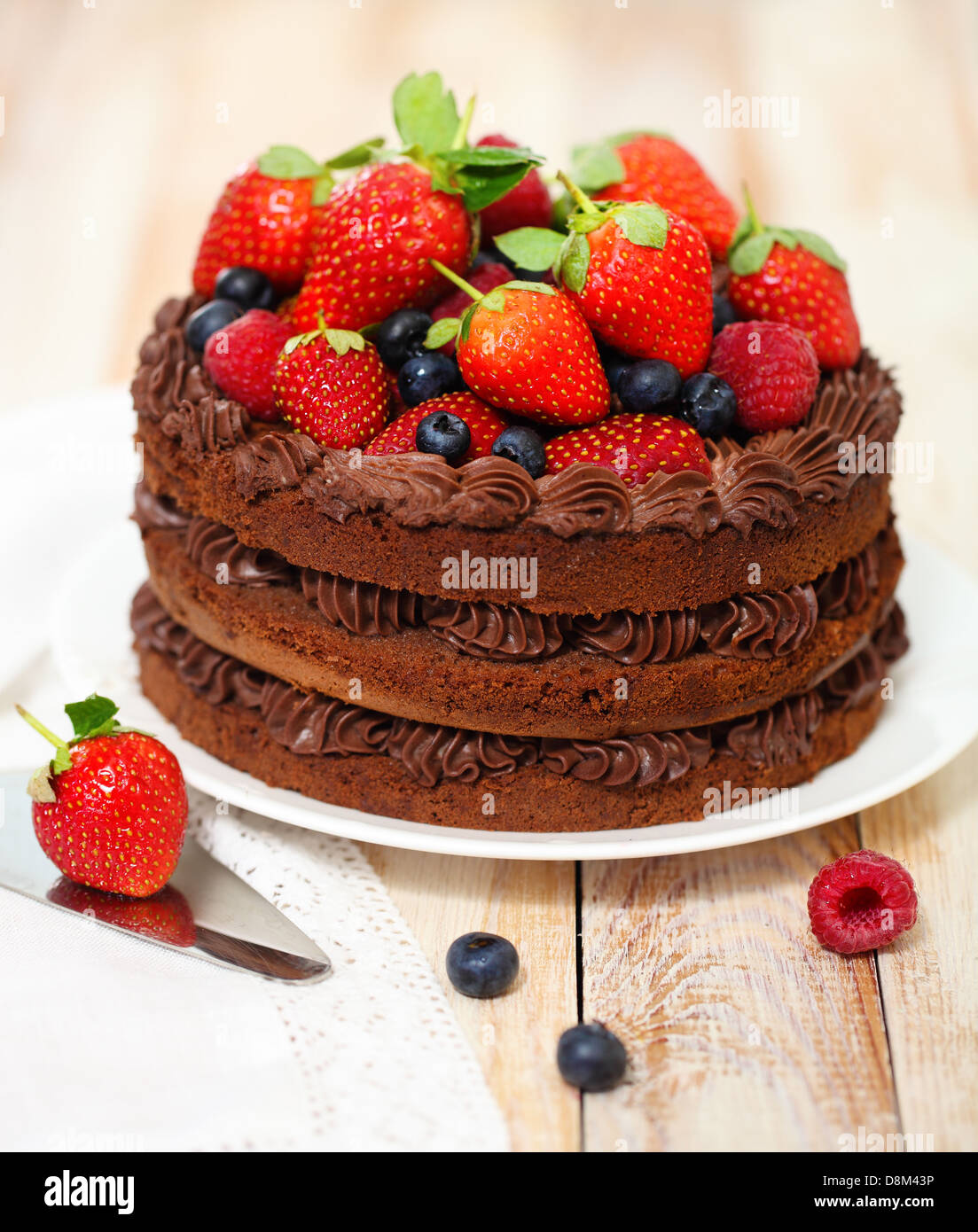 Chocolate cake with icing and fresh berry Stock Photo - Alamy
