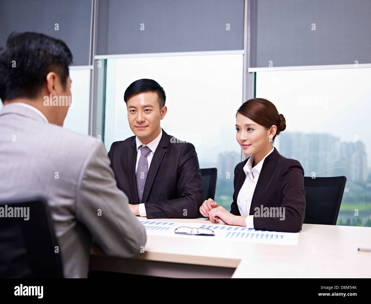 переговоры юристов. японские бизнесмены. японцы бизнес. азиаты в офисе. японец в деловом костюме.