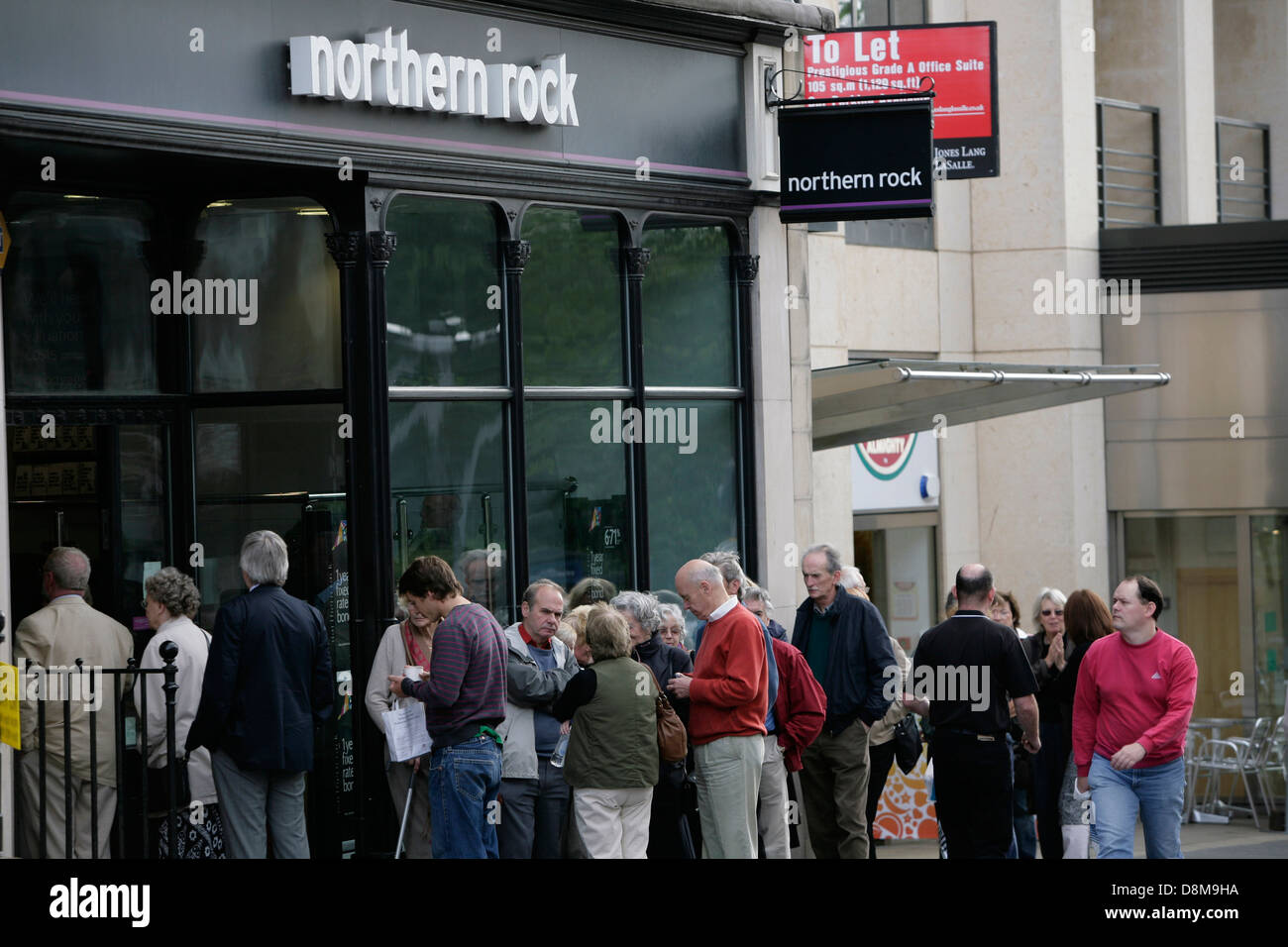 Customers queue at the Northern Rock branch HQ in Edinburgh, following reports of its potential collapse Stock Photo