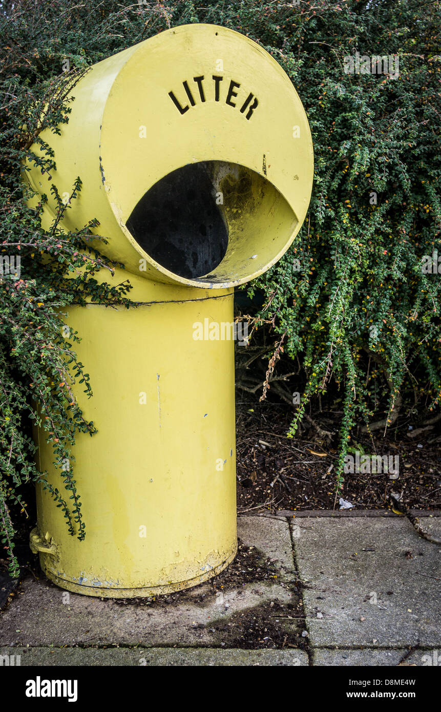 Yellow litter bin hi-res stock photography and images - Alamy
