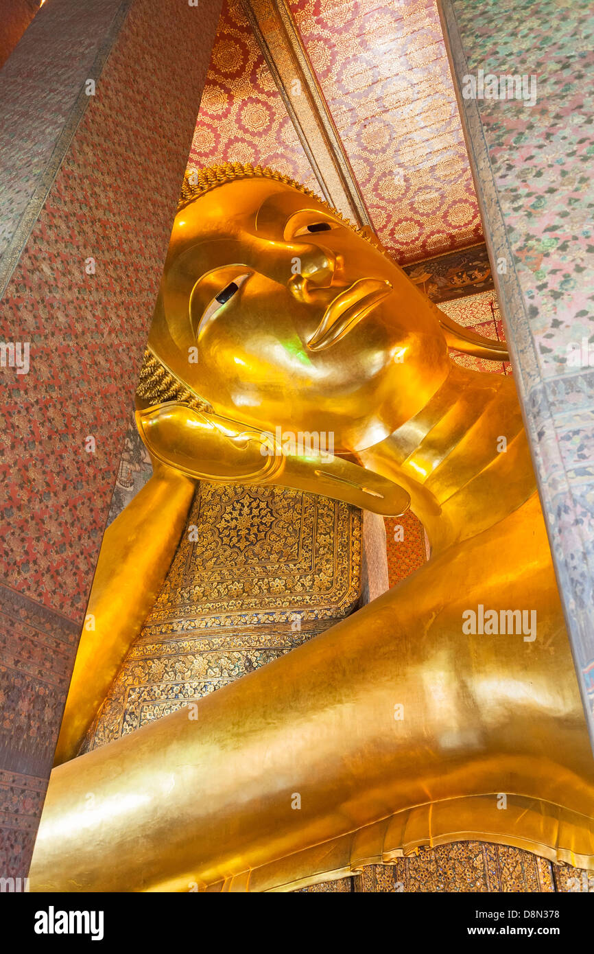 Huge golden reclining Buddha statue at Wat Pho temple, Bangkok ...
