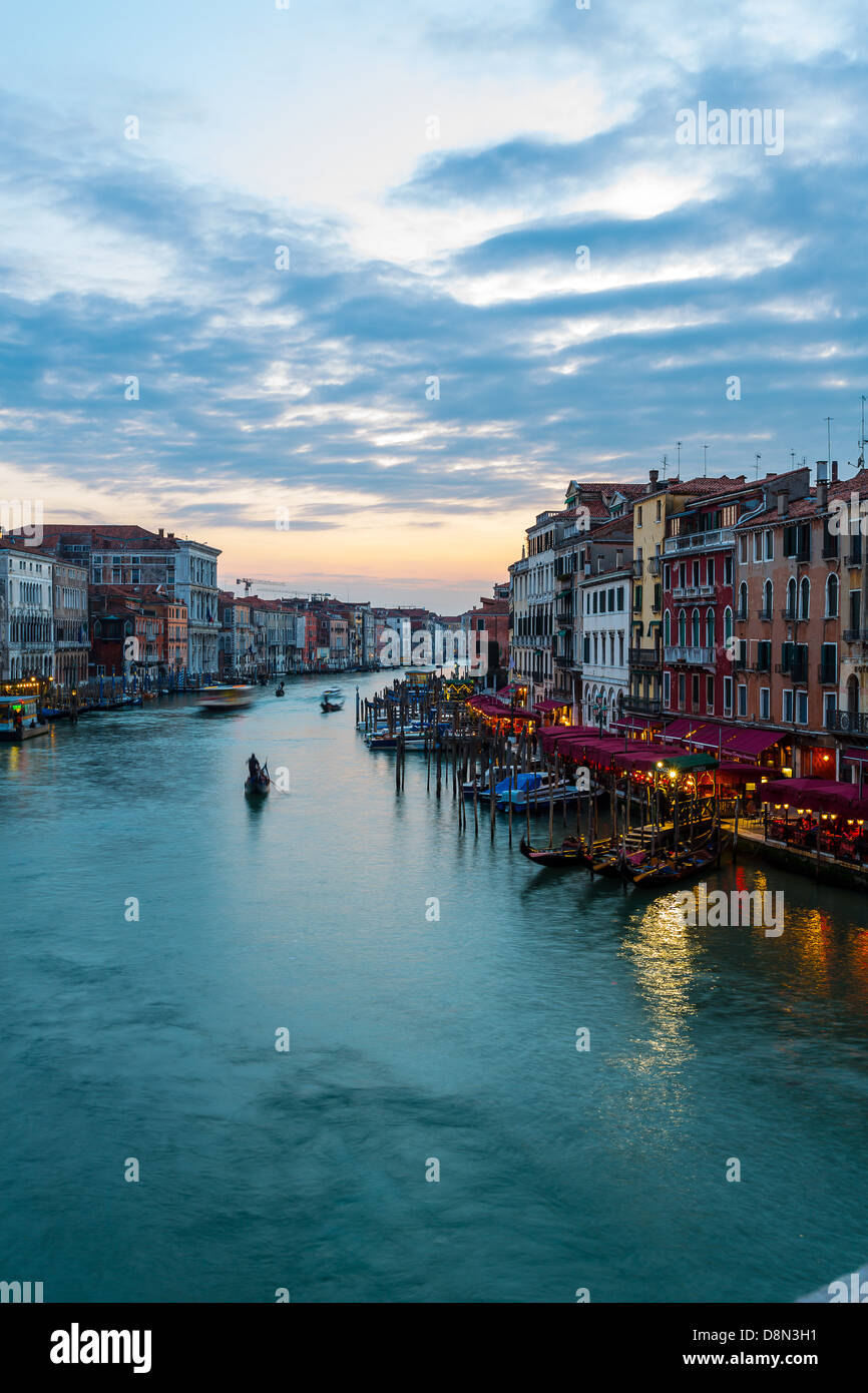 Rialto bridge over the grand canal hi-res stock photography and images ...