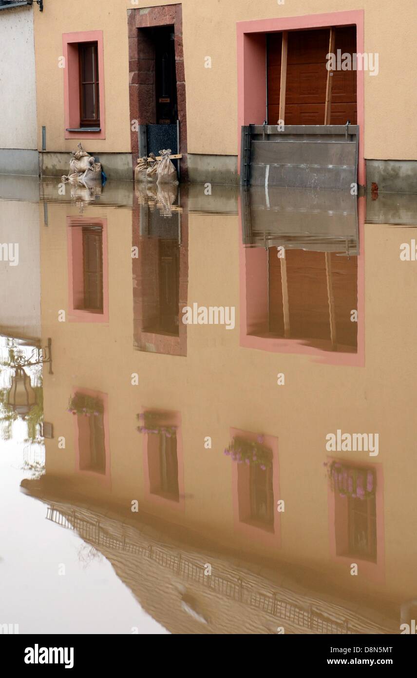 Grimma, Germany. 1st Jue 2013. Street is flooded with water in the city center in Grimma, Germany, 01 June 2013. The situation on rivers is serious after days of rainy weather. Photo: Hendrik Schmidt/dpa/Alamy Live News Stock Photo