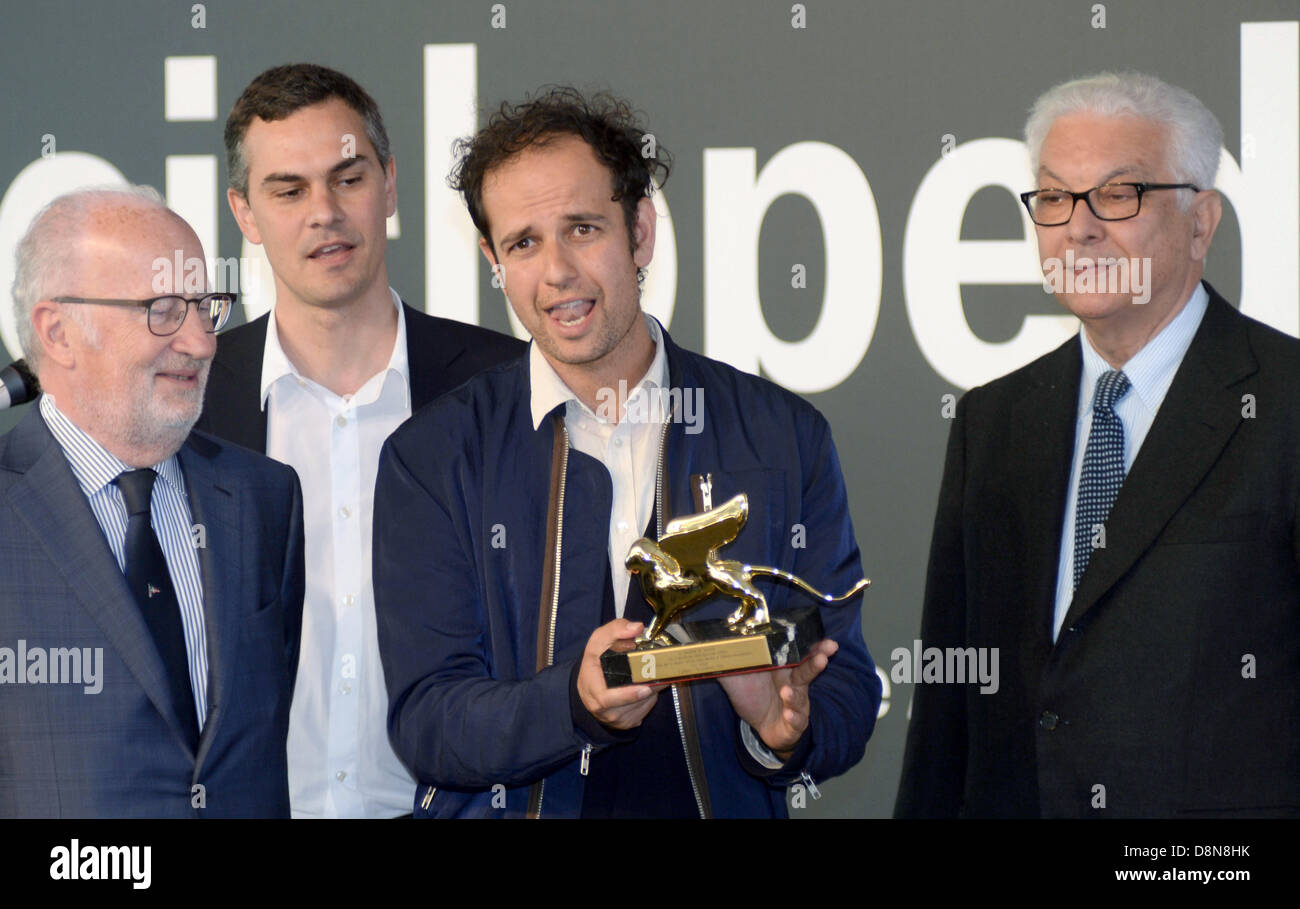 Venice, Italy. 31st May 2013. German artist Tino Sehgal poses for a photo with Golden Lion award for the best artist in Venice. Next to him stand Massimiliano Gioni (2-L), curator of the 55th Biennale and Paolo Baratta, president of the Bienalle. The 55th international contemporary art exhibition, La Biennale di Venezia 2013, will be opened on 01 June. Photo: Felix Hoerhager/dpa/Alamy Live News Stock Photo