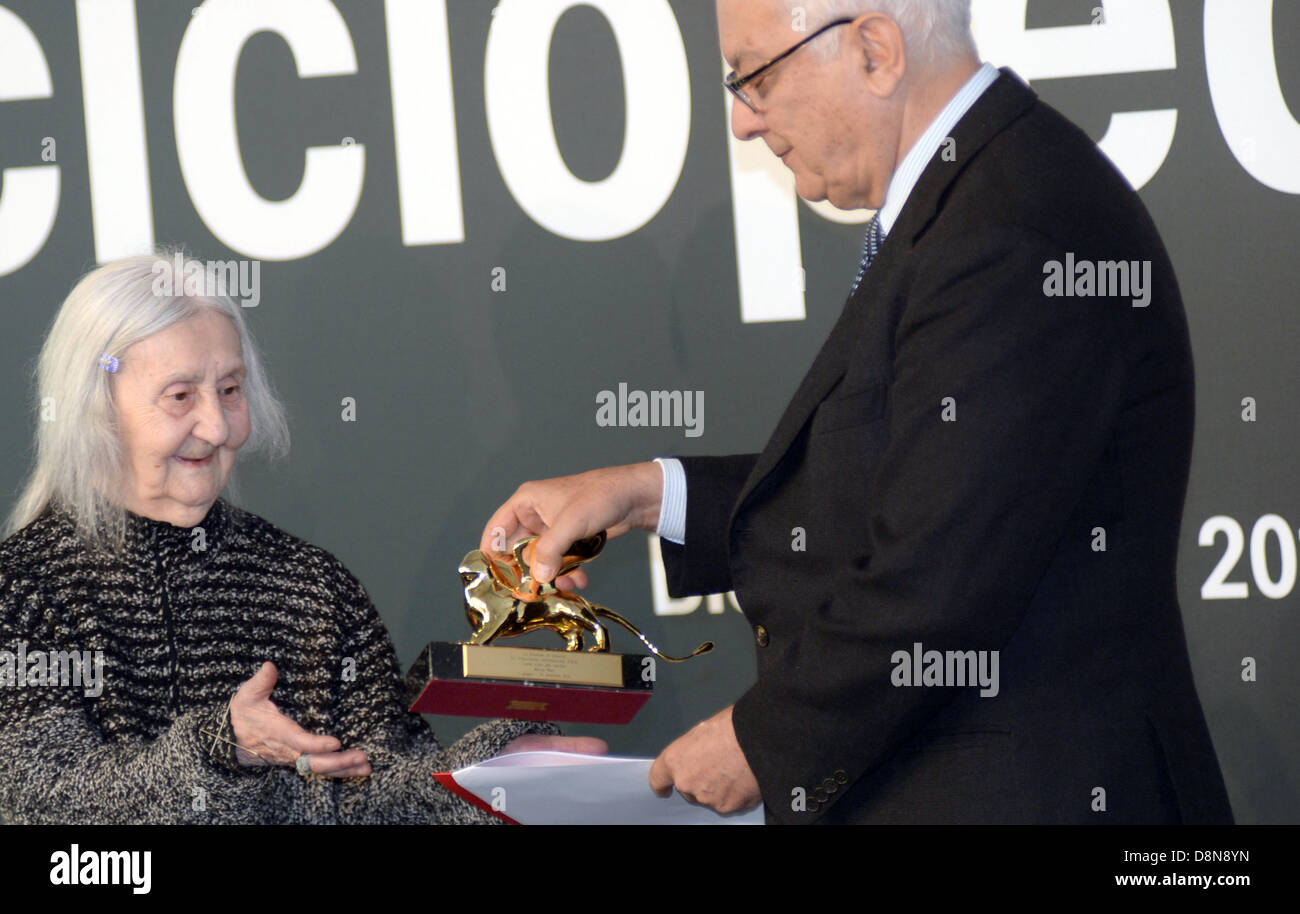 Venice, Italy. 31st May 2013. Artist Marisa Merz receives the Golden Lion lifetime achievement award in Venice, Italy, 31 May 2013. Next to her stands Paolo Baratta, president of the Bienalle. The 55th international contemporary art exhibition, La Biennale di Venezia 2013, will be opened on 01 June. Photo: Felix Hoerhager/dpa/Alamy Live News Stock Photo