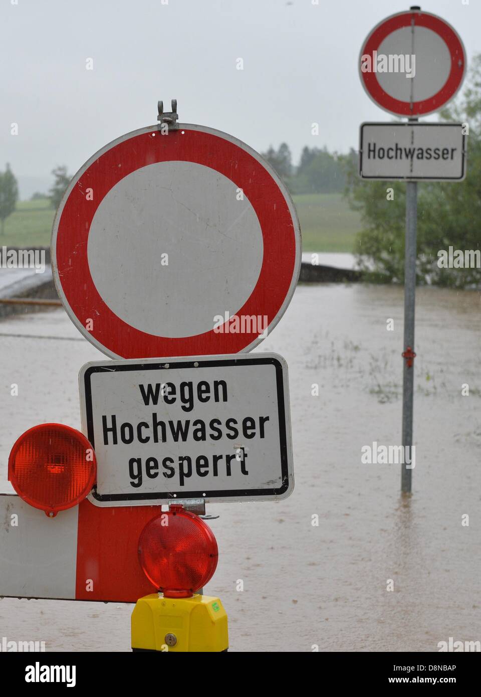 Traffic sign with the inscription 'wegen Hochwasser gesperrt' ('closed due to flood') stands in