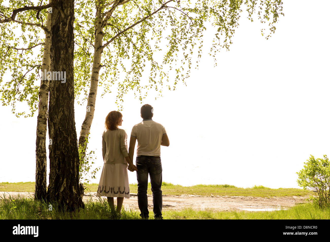 парень и девушка под деревом. пары под деревьями. парень и девушка под деревом. женщина и мужчина под деревом. двое под деревом.