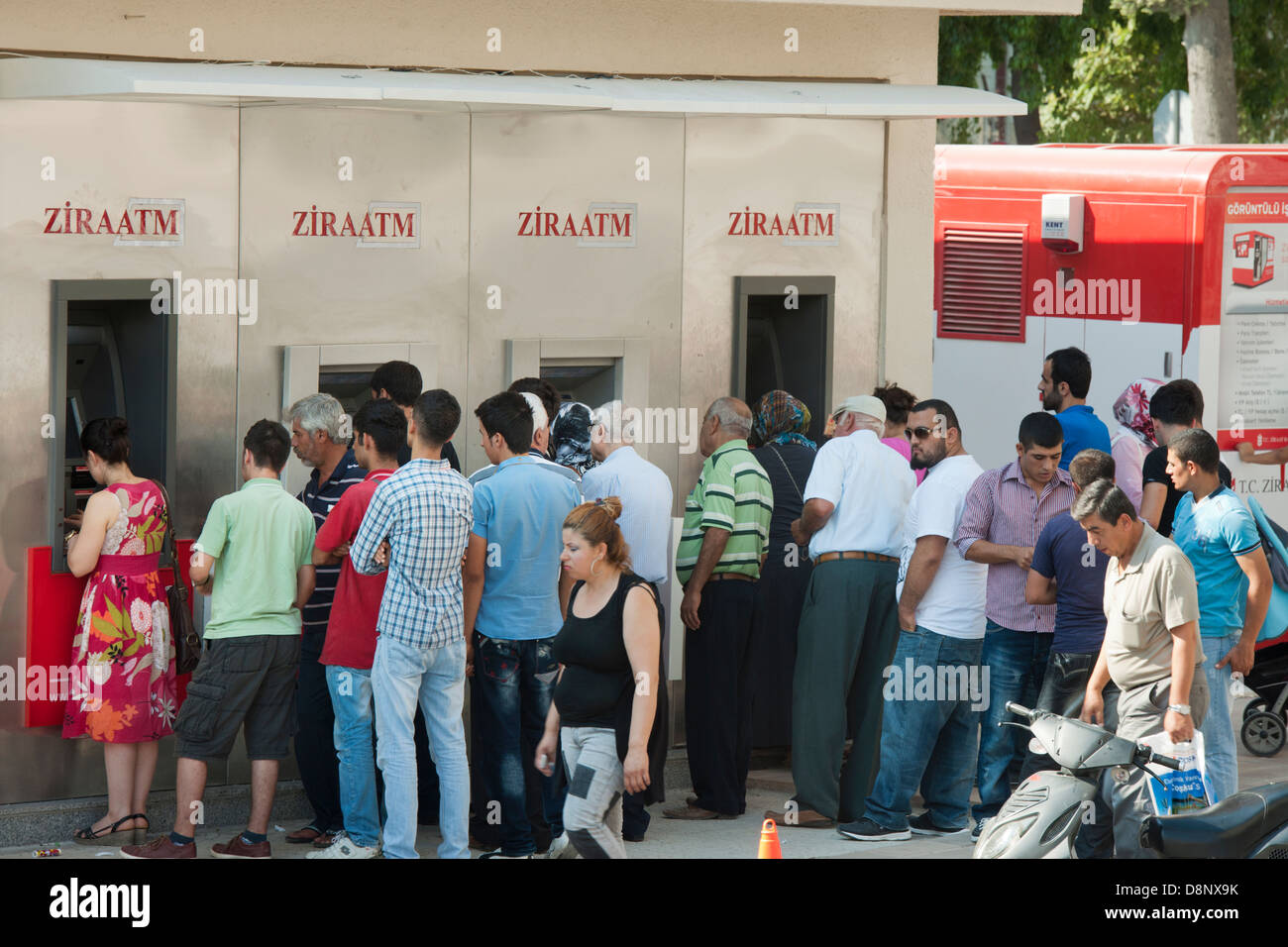 Turkiye, Provinz Hatay, Antakya, Menschenschlange vor Geldautomaten Stock Photo