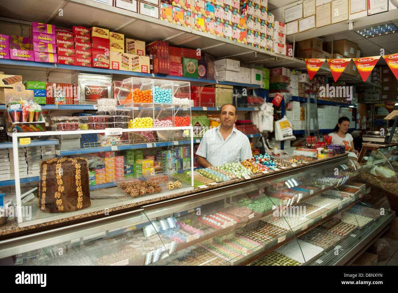 Türkei, Provinz Hatay, Antakya, Istiklal Caddesi, Öksüzler verkauft Lokum, Torten und andere Süssigkeiten Stock Photo