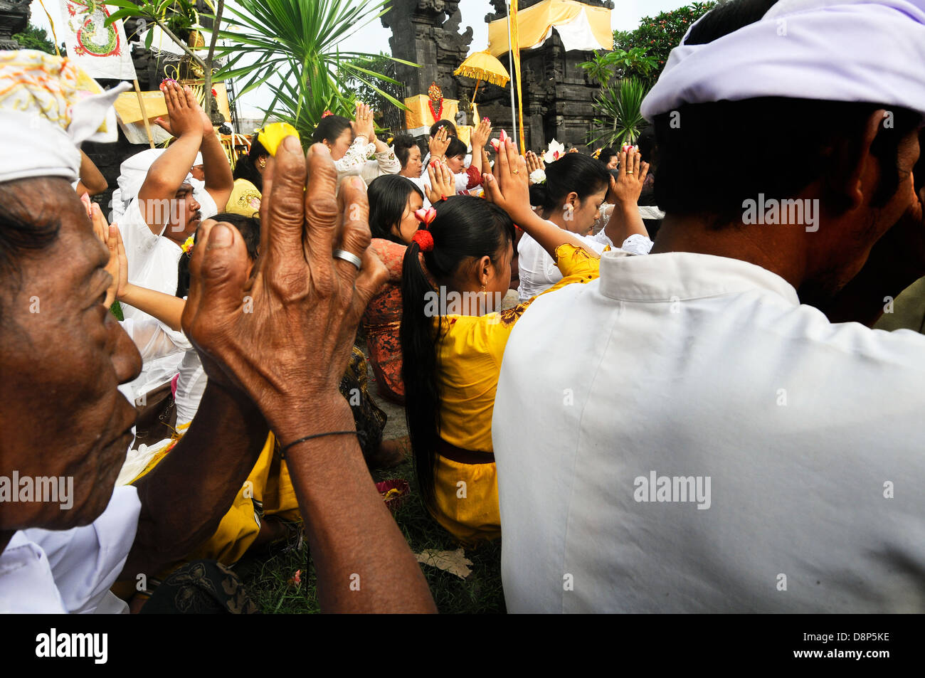 Hindu rituals on the Indonesian island of Bali Stock Photo - Alamy