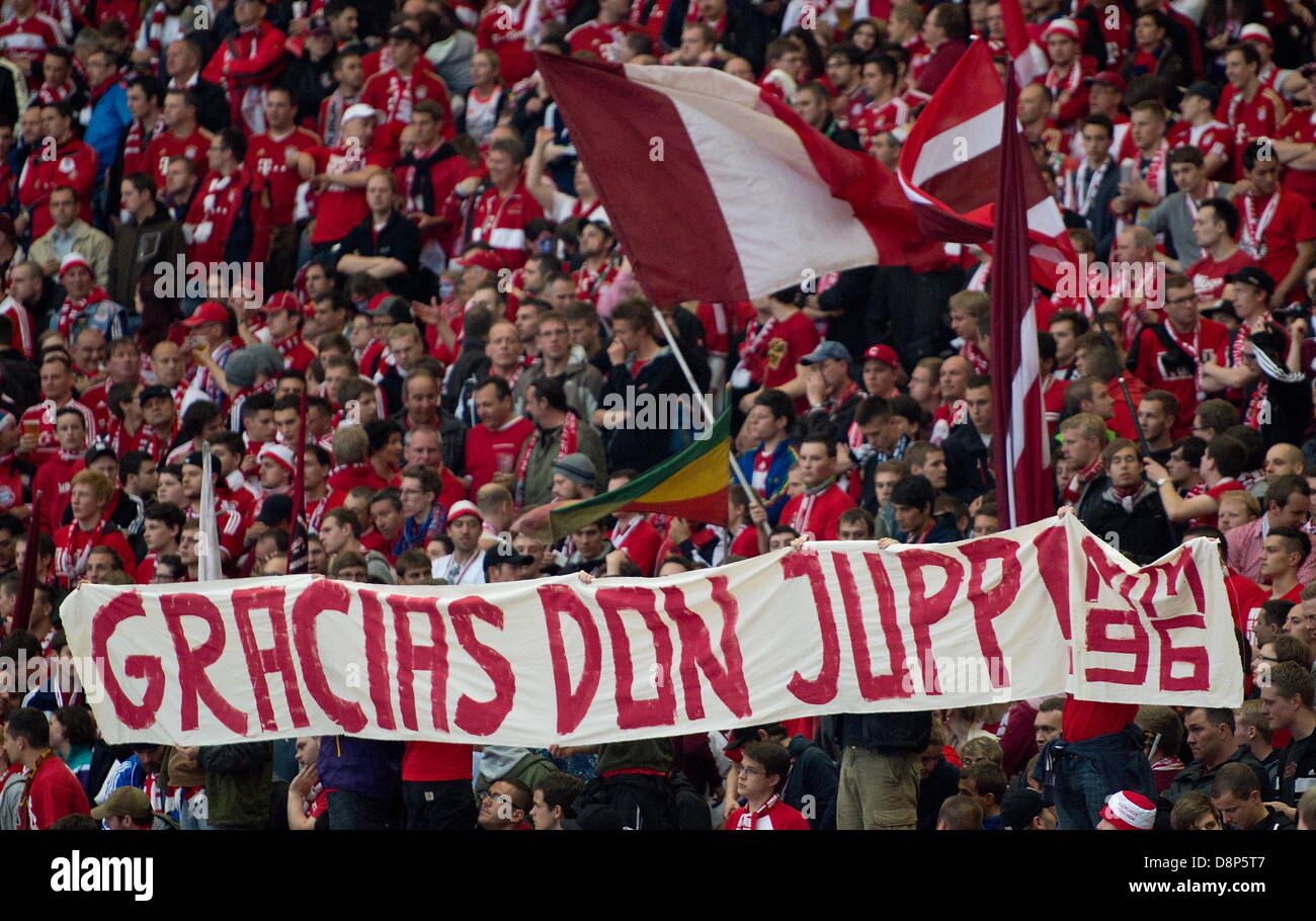BAU //  Berlin , Fußball DFB Pokal Finale Bayern München vs. VFB Stuttgart, Bayern Fans mit dem Transparent: 'Gracias Don Jupp!' Stock Photo