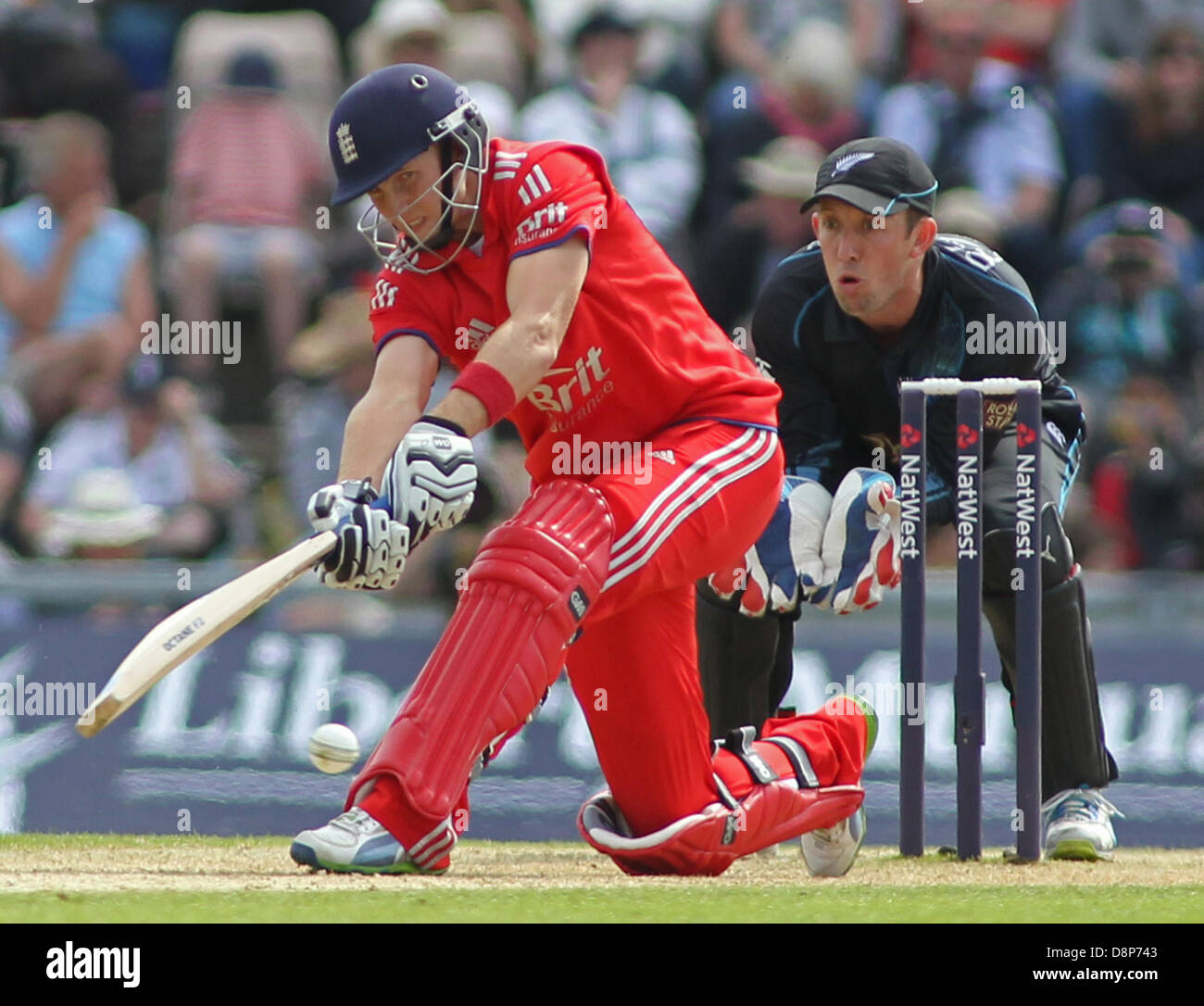 New Zealand's WICKET KEEPER Luke Ronchi Stock Photo - Alamy